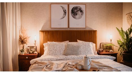 Sypialnia marzeń – co powinno znaleźć się w funkcjonalnej sypialni oprócz tapicerowanego łóżka? Kilka naszych propozycji aranżacji