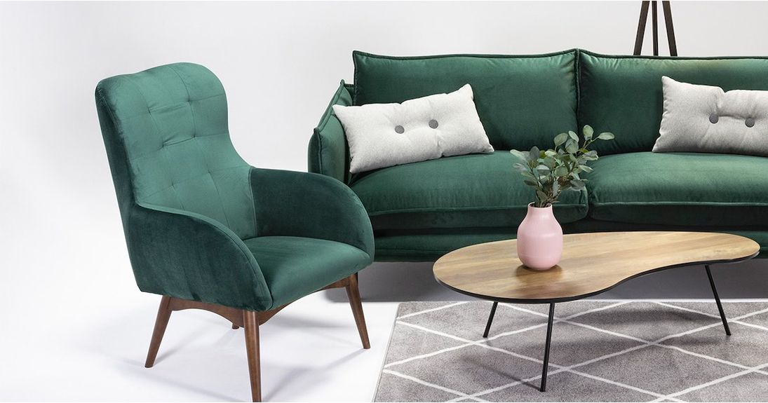 Welurowy fotel i sofa w kolorze butelkowej zieleni 