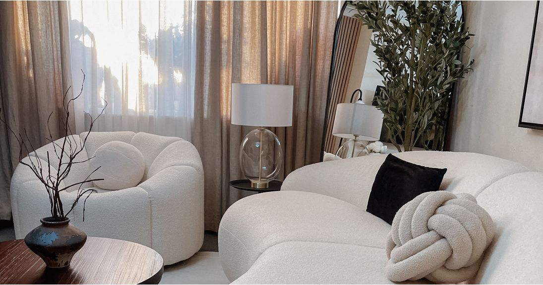 Nowy styl śródziemnomorski – ciepłe neutralne kolory i odcienie terakoty w salonie