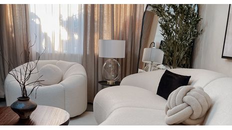 Nowy styl śródziemnomorski – ciepłe neutralne kolory i odcienie terakoty w salonie