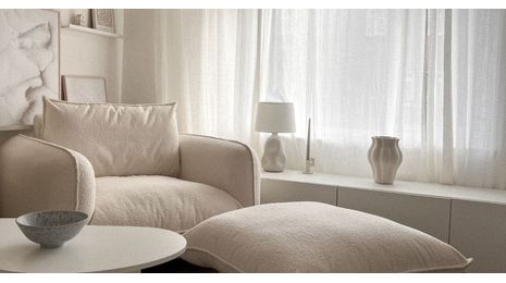 Jak najlepiej wykorzystać miejsce przy oknie: poduszki, tkaniny i porady dotyczące stylu