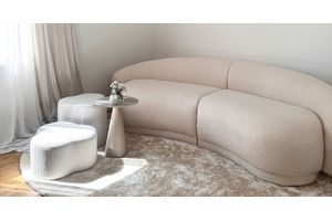 Powrót krzywizn: rzeźbiarskie sofy, które na nowo definiują relaks