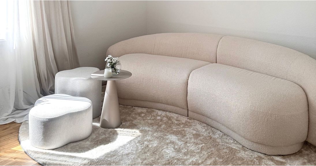 Powrót krzywizn: rzeźbiarskie sofy, które na nowo definiują relaks