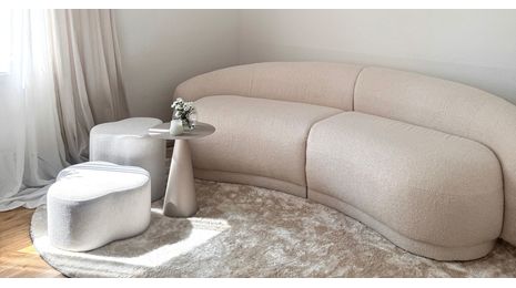 Powrót krzywizn: rzeźbiarskie sofy, które na nowo definiują relaks